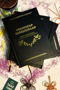 Didatangkan dengan kulit keras dan tinta emas