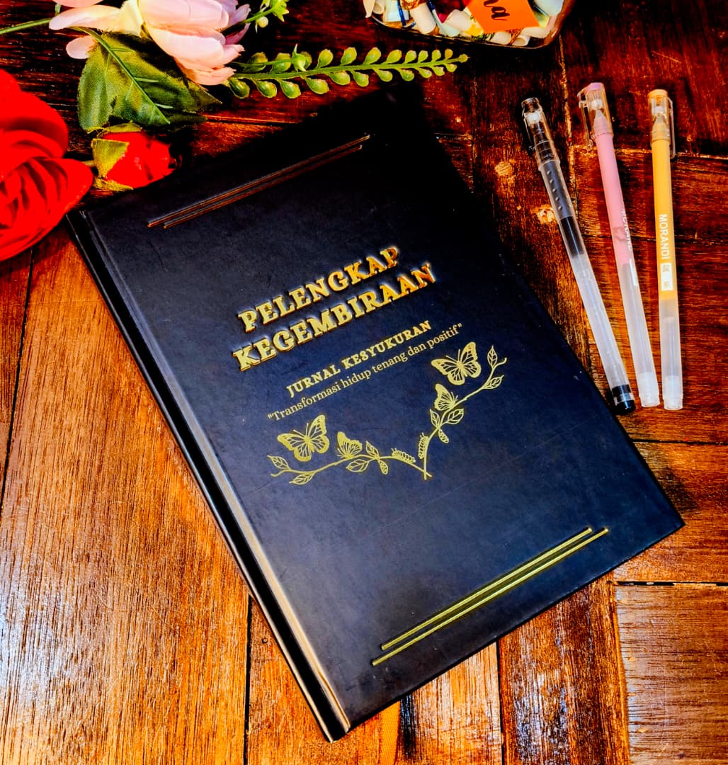 Jurnal Pelengkap Kegembiraan di atas meja bersama alat tulis