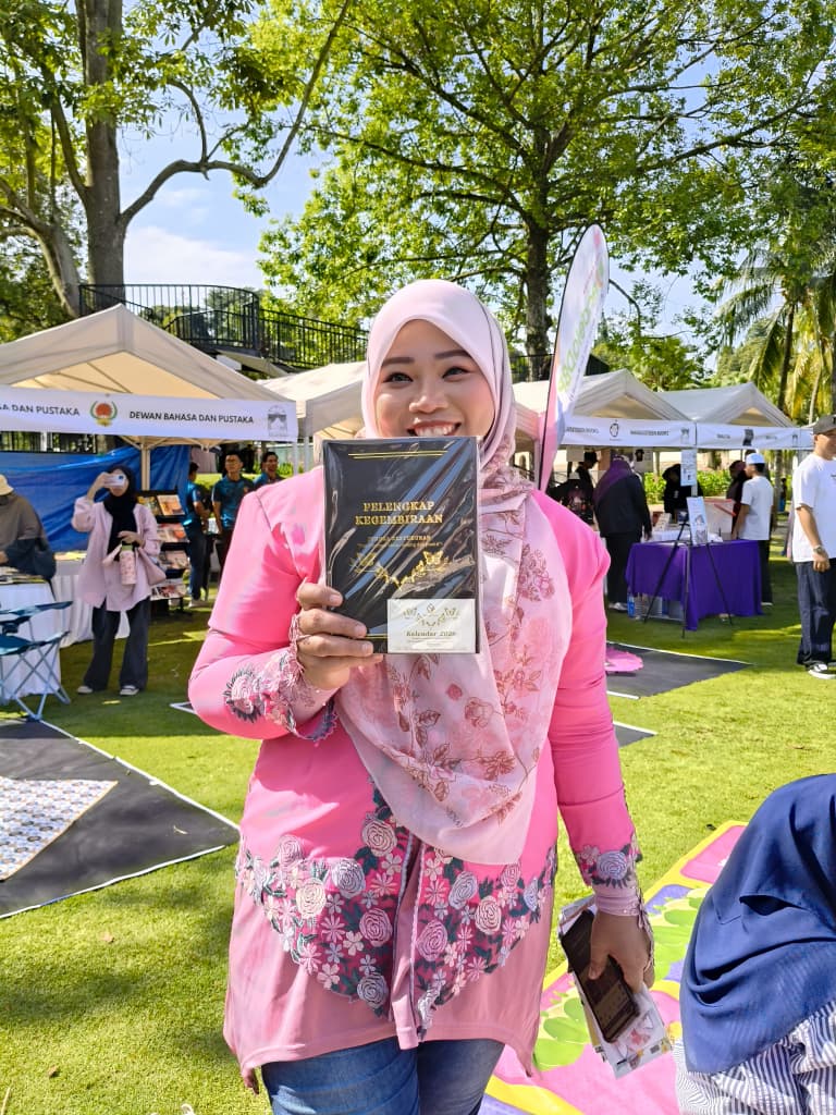 Pembaca memegang Jurnal Pelengkap Kegembiraan