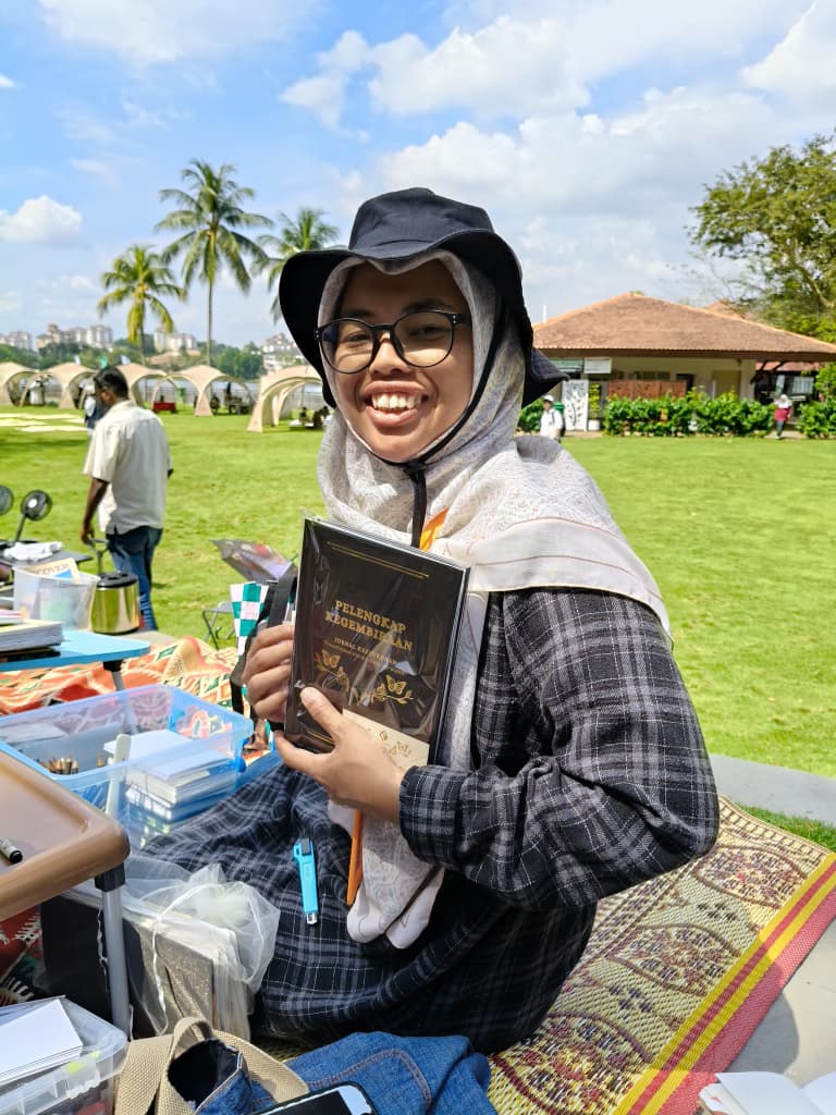 Pembaca bersama Jurnal Pelengkap Kegembiraan