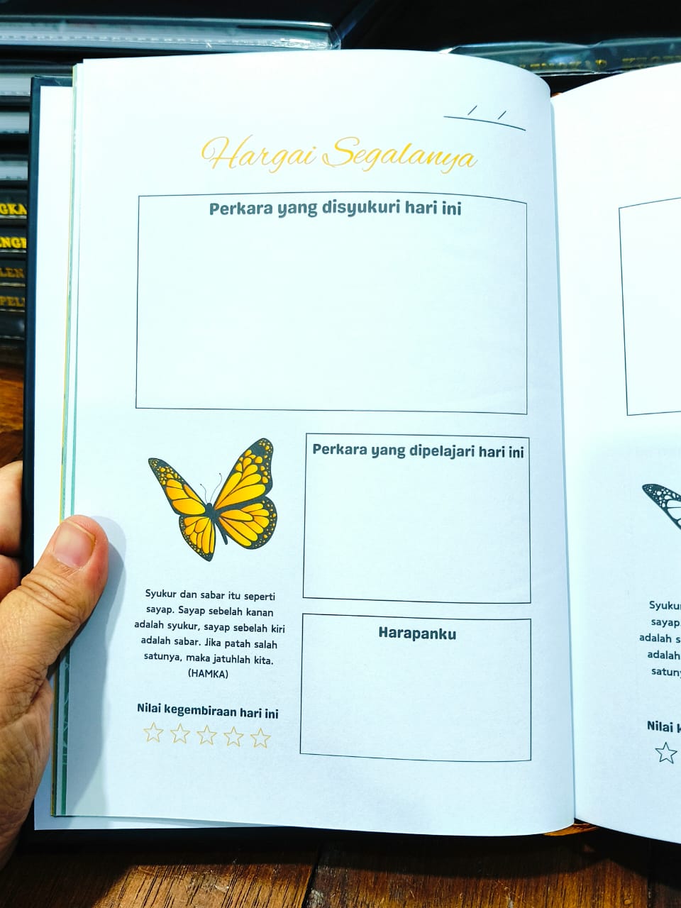 Halaman jurnal dengan ilustrasi rama-rama