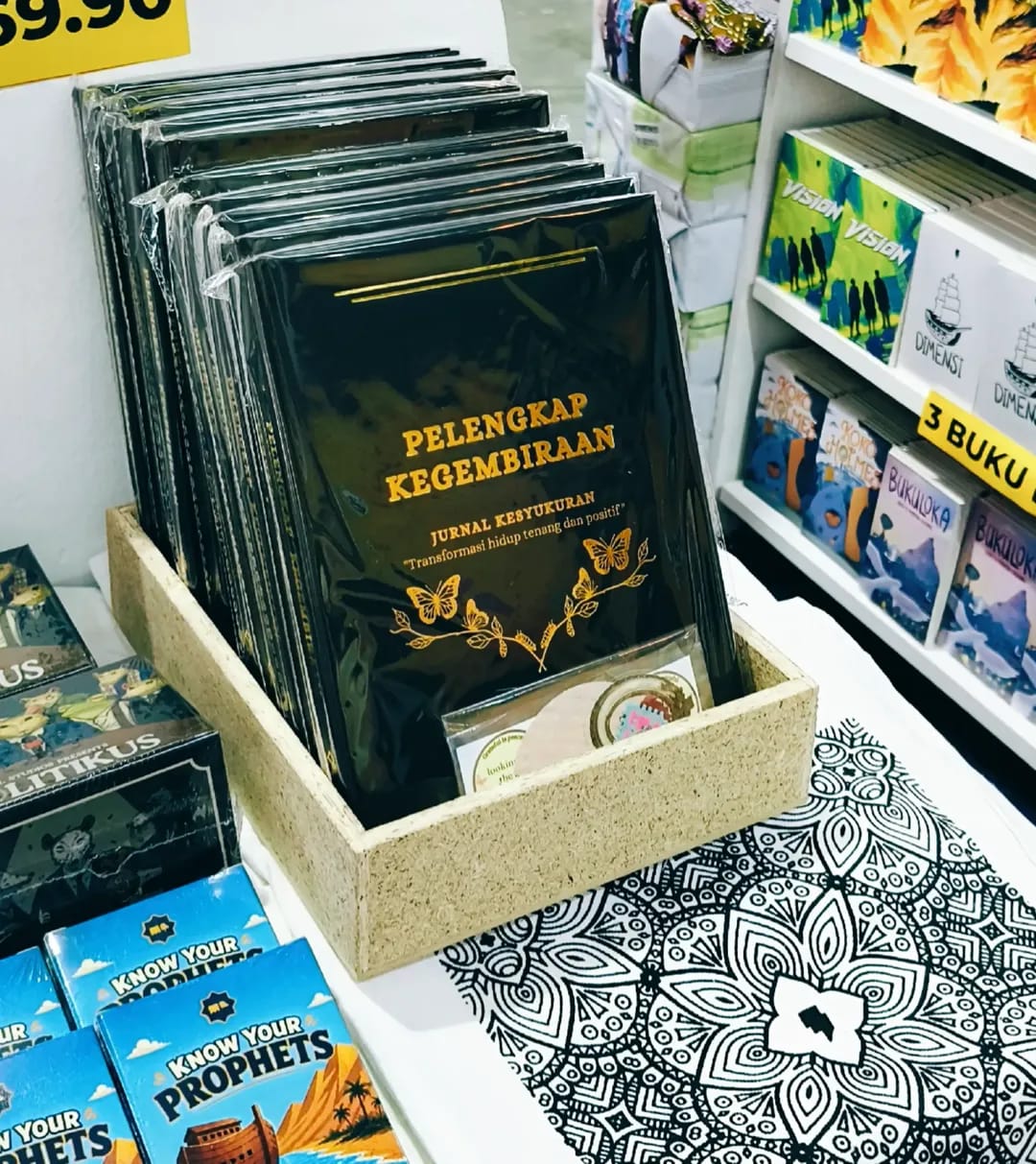 Jurnal Pelengkap Kegembiraan dipamerkan di rak jualan
